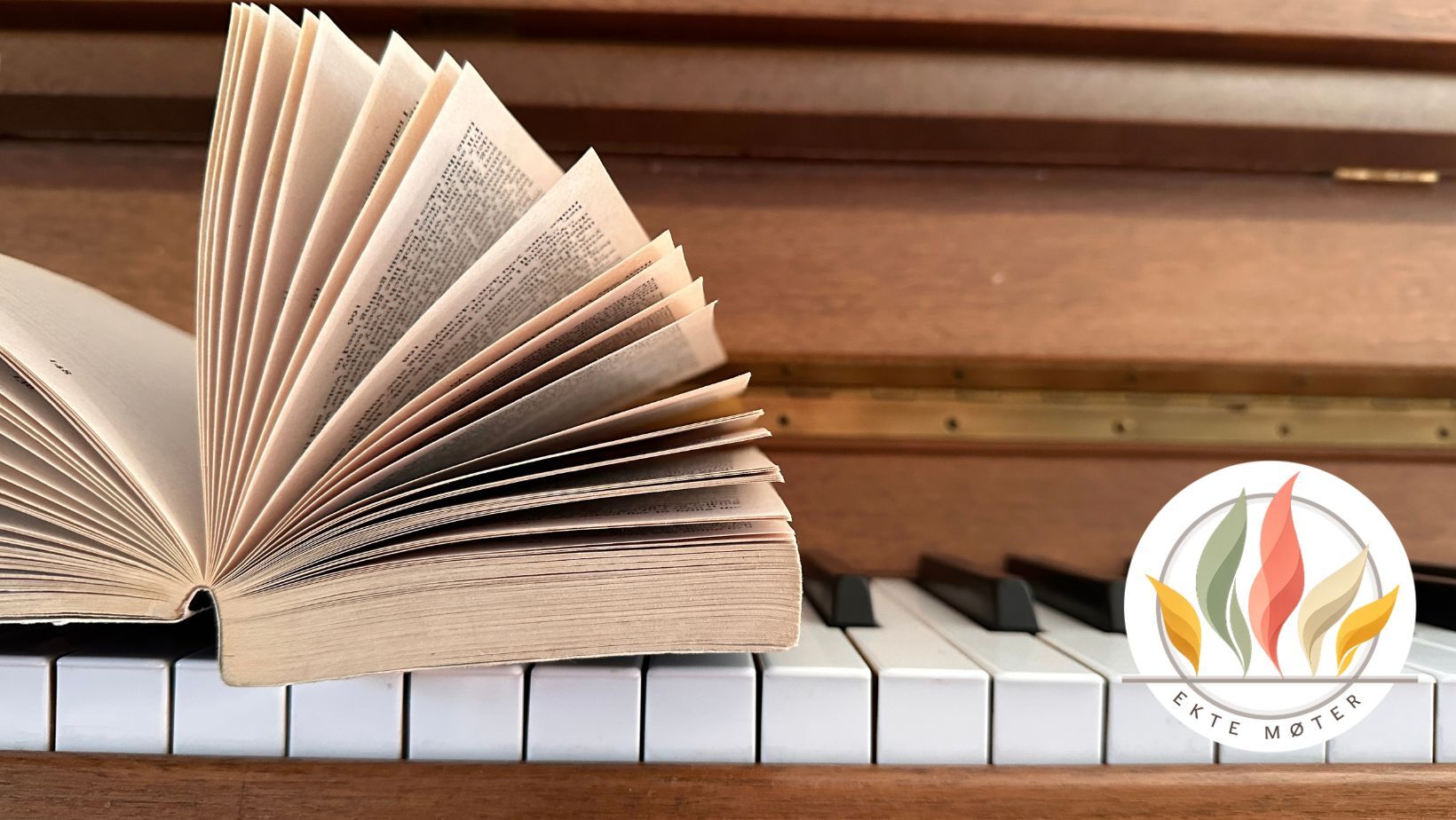 Live piano og lesing